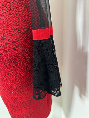 Veľmi pekné červené krátke koktejlové šaty s dlhými tylovími rukávmi ukončené elegantnou čipkou. Vŕšok šiat je zdobená čipkou a lodičkovím výstrihom. Zapínanie na chrbte zipsom. MAteriál je elastický, pekne obopína postavu. Vršok šiat je členený odševkami. Vhodné na akukoľvek udalosť. Obvod hrude - 80 cm Obvod pása - 70 cm Obvod bokov - 88 cm Dĺžka šiat od ramena - 93 cm  detajl na čipku rukáva