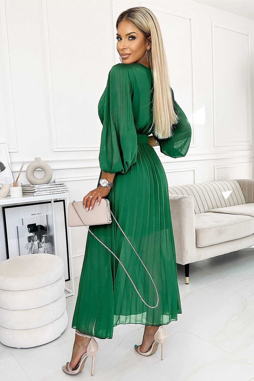 Plisované šifónové šaty s výstrihom, dlhým rukávom a opaskom. Plisovanie na výstrihu a rukávoch dodáva šatám eleganciu. Šaty sú vo farbe zelenej.   Formálne šaty, koktejlové Maxi šaty  Elastan5 %  Polyester95 % 