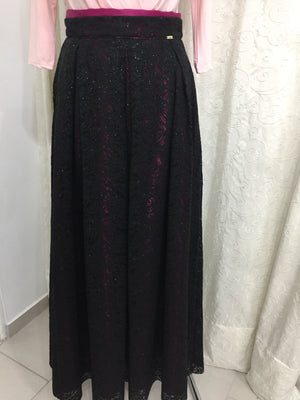 Čierna čipkovaná spoločenská sukňa podšívaná ciklamenovým saténom a spodničkou s tylom. Zapínanie na zips na zadnom diely.  Veľkosť: 38  Zloženie: Polyester 95% Elastan 5%