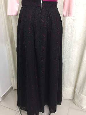 Čierna čipkovaná spoločenská sukňa podšívaná ciklamenovým saténom a spodničkou s tylom. Zapínanie na zips na zadnom diely.  Veľkosť: 38  Zloženie: Polyester 95% Elastan 5%