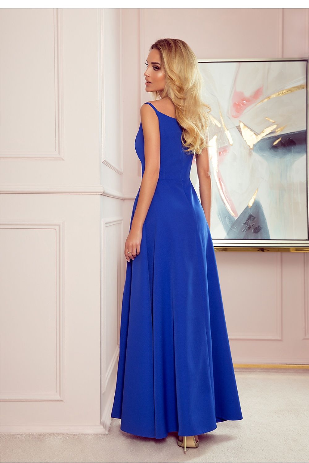 Elegantné maxi šaty na ramienka. Krásne tvarovaný výstrih a rázporok na sukni vytvárajú nezvyčajnú kompozíciu. Na rôznu príležitosť. Vyrobené v EU  Zloženie: Elastan 5% Polyester 95 %  modré zo zadu
