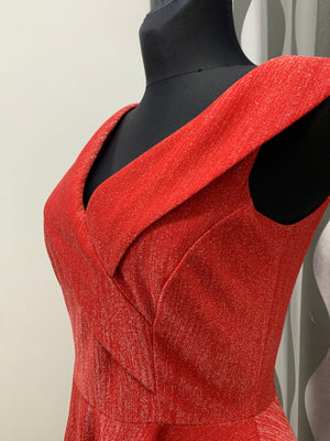 Červené spoločenské midi šaty s francúzskym výstrihom do v čka a prekladanou legou. Model má bohatú kruhovú sukňu ktorá je v prednej časti skrátená a v zadnej predĺžená. Šaty sú vhodné na každú spoločenskú udalosť. Material: 98% polyester 2% elastan Upravit alternativní text