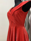 Červené spoločenské midi šaty s francúzskym výstrihom do v čka a prekladanou legou. Model má bohatú kruhovú sukňu ktorá je v prednej časti skrátená a v zadnej predĺžená. Šaty sú vhodné na každú spoločenskú udalosť.   Material: 98% polyester 2% elastan  
