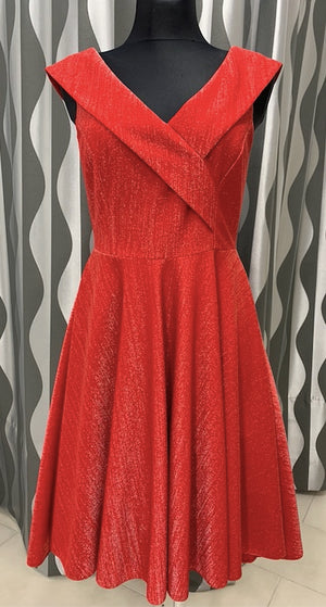 Červené spoločenské midi šaty s francúzskym výstrihom do v čka a prekladanou legou. Model má bohatú kruhovú sukňu ktorá je v prednej časti skrátená a v zadnej predĺžená. Šaty sú vhodné na každú spoločenskú udalosť. Material: 98% polyester 2% elastan  Upravit alternativní text